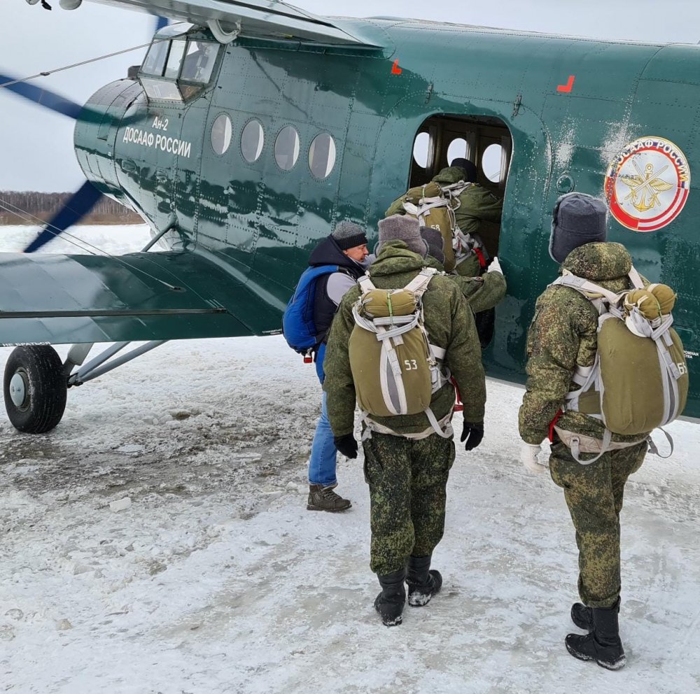 ДОСААФ парашютисты в небе